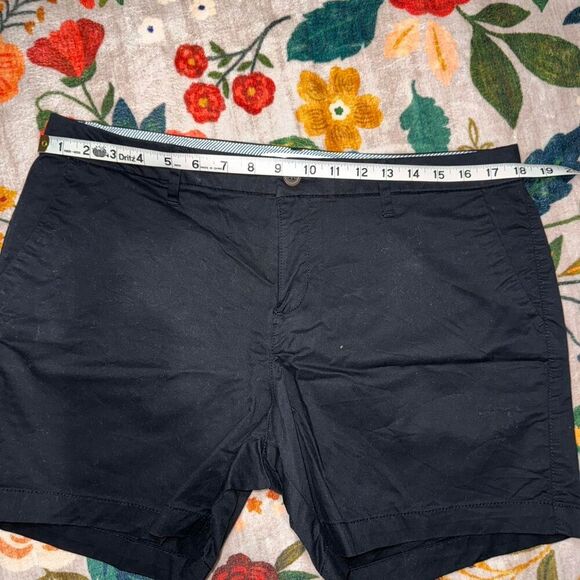 Old Navy Black High Waist Everyday Shorts (Cotton Chino Shorts) - Picture 3 of 8